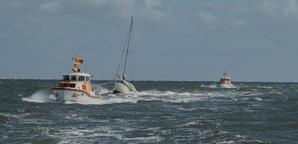 Seenotretter im Einsatz auf der Nordsee – vor Baltrum brachten sie zwei Segler in Sicherheit.