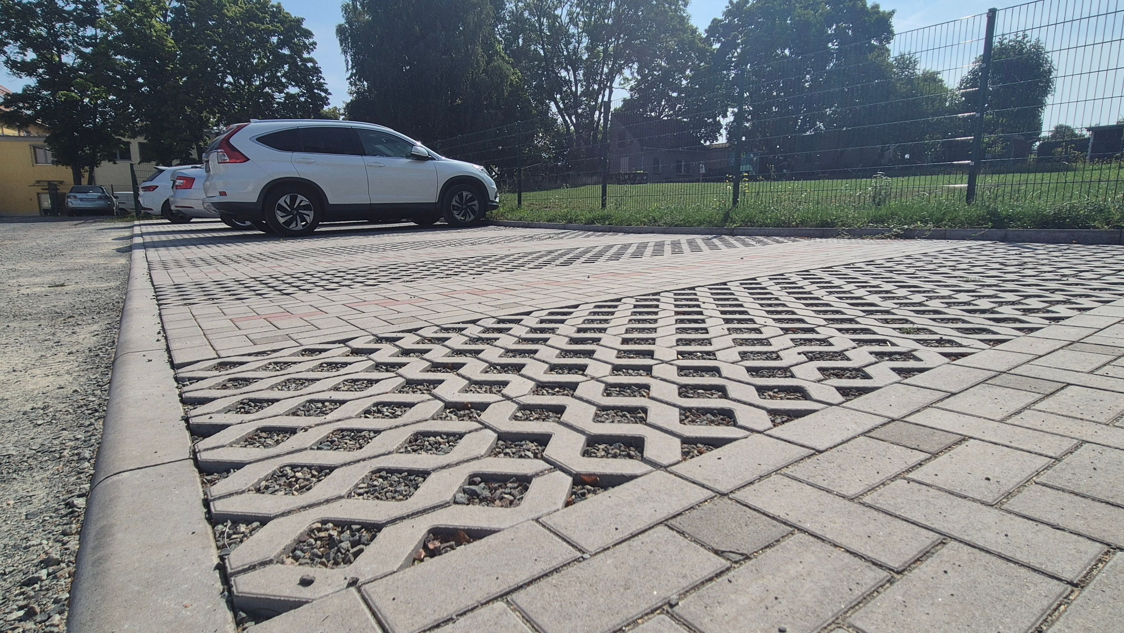 Straßenverkehr im Harz: Warum ein Parkplatz für Lehrerparkplatz an der Grundschule in Harzgerode von Vorteil für alle im Ort ist