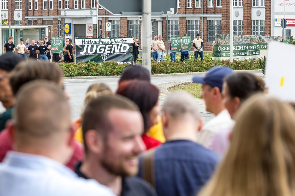 Die beiden Demonstrationen stehen sich an einem Kreisverkehr gegenüber.