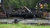 Einsatzkräfte bergen das Wrack eines verbrannten Autos, dass in Papenburg in einen Kanal gefallen ist.