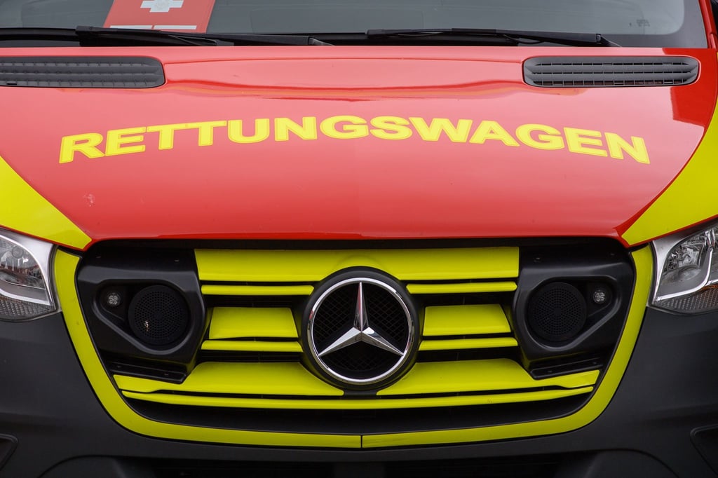 Ein Fußgänger wird in Merseburg von einem Auto erfasst und lebensbedrohlich verletzt. (Symbolbild)