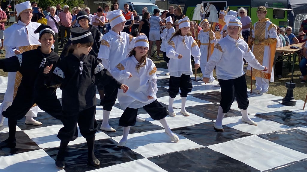 Die Kinder im Ströbecker Lebendschach-Ensemble boten mehrere Schachtänze dar.