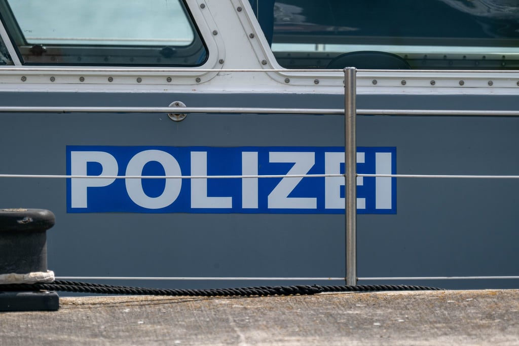 Ein Schiff der Wasserschutzpolizei. In Oldenburg stieß ein Schiff gegen eine Eisenbahnbrücke. Verletzt wurde niemand. (Symbolbild)