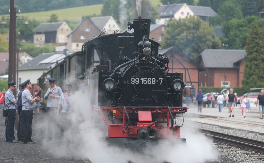 Fahrten mit historischen Dampfzügen werden zum Jubiläum auf der Strecke der Preßnitztalbahn geboten.