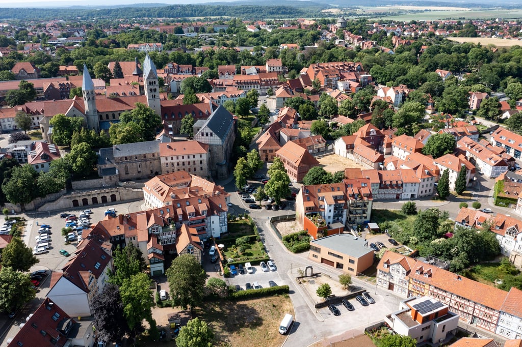 Ein Blick von oben auf Halberstadt - hier sind Judenstraße, Grudenberg und Liebfrauenkirche in Halberstadts Altstadt gut zu sehen - zeigt, wie grün das Stadtbild an vielen Stellen ist. Wichtig für heißer werdende Sommer.