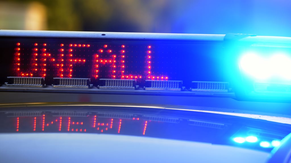 Bei einem Unfall auf der A9 zwischen den Anschlussstellen Coswig (Anhalt) und Köselitz wurde ein 51-Jähriger schwer verletzt.