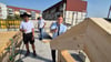 Bürgermeister Marcus Weise schlägt symbolisch den letzten Nagel ins Gebälk.