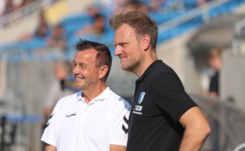 FCM-Sportchef Otmar Schork und Magdeburgs neuer Trainer Markus Fiedler: Gelungener Pokalauftakt.