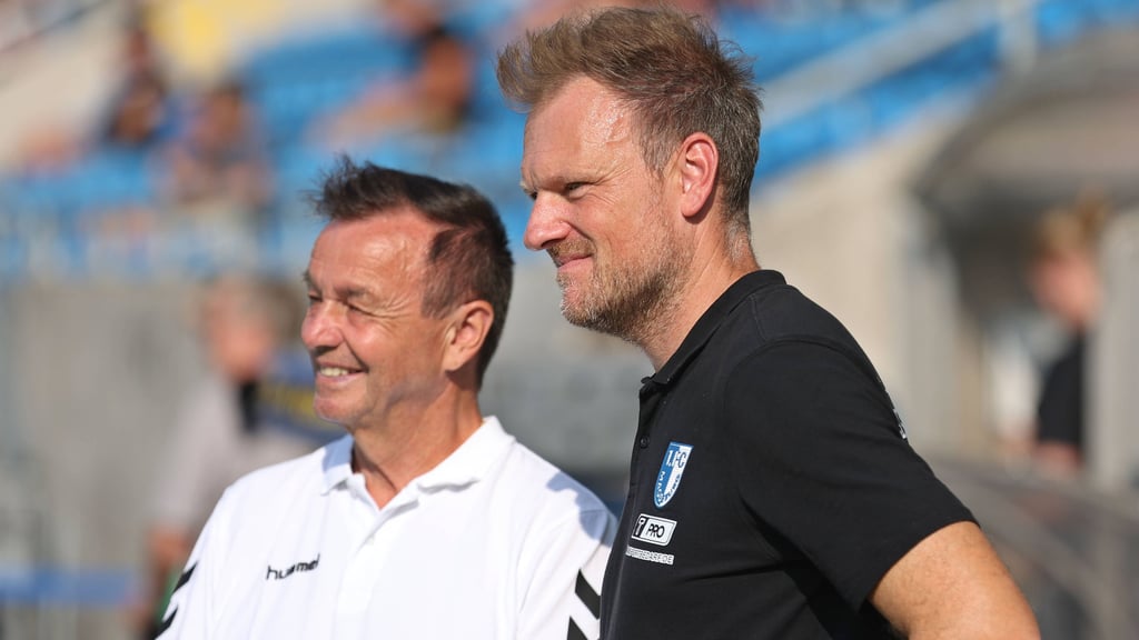FCM-Sportchef Otmar Schork und Magdeburgs neuer Trainer Markus Fiedler: Gelungener Pokalauftakt.