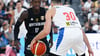 Dennis Schröder verteidigt Aleksa Avramovic.