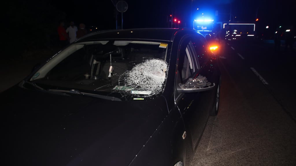 Ein Fußgänger wird in Merseburg von einem Auto erfasst und lebensbedrohlich verletzt.
