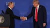 Trump und Putin schütteln sich beim Pressestatement nach ihrem Gespräch die Hand.