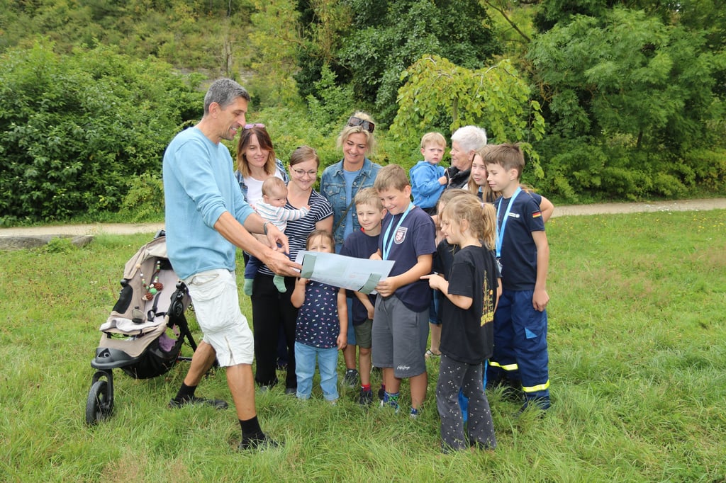 So könnte es werden: Ortsbürgermeister Holger Fritzsche zeigt Eltern und Kindern am Rande des Feuerwehrfestes auf der „Krümme“, wie Bad Kösens zentraler Spielplatz aussehen könnte.