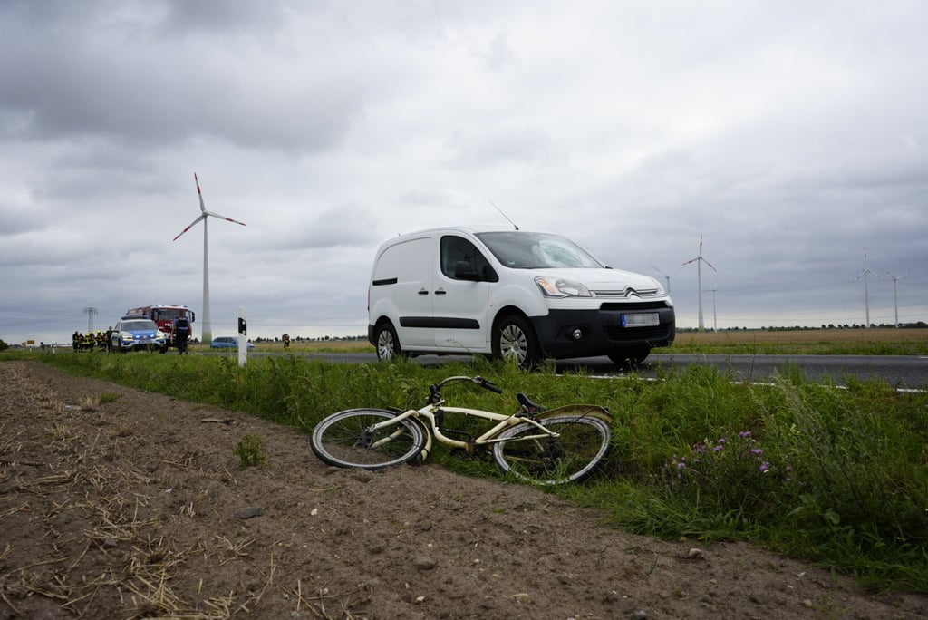Der betrunkene Radfahrer wechselte unvermittelt auf die rechte Fahrbahnspur.