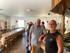 Gerd Albrecht (links) und Ingolf Neumann, Vereinsvorsitzender der  vom Kleingartenverein „Vogelsang“ im Versammlungssaal der „Vogelpiepe“. Nachdem der Dachstuhl neu gemacht wurde, kann die Kultkneipe wieder vermietet werden.