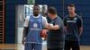 Charles Callison (l.) lauscht den Ansagen von Neu-Trainer Marco Ramondino.
