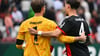 Kevin Trapp (l) fehlt im Pokal-Kader von Eintracht Frankfurt und hat die Kapitänsbinde an Robin Koch abgegeben.