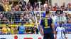 Christopher Antwi-Adjei (r, FC Schalke 04) steht bei einem Einwurf. Der Spieler gab nach dem Spiel an, dabei rassistisch beleidigt worden zu sein.
