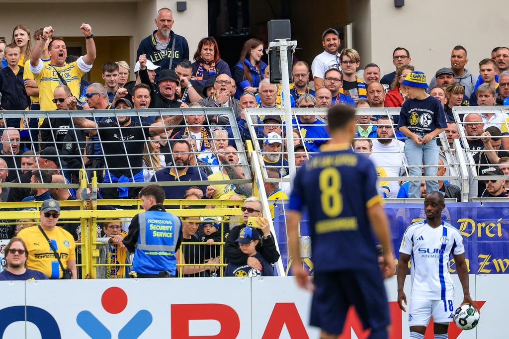 Christopher Antwi-Adjei (r, FC Schalke 04) steht bei einem Einwurf. Der Spieler gab nach dem Spiel an, dabei rassistisch beleidigt worden zu sein.