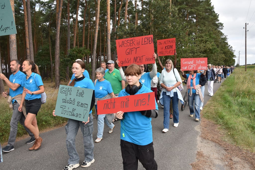 Hunderte Teilnehmer zogen am Sonntag bei einem Protestmarsch zum Brüchauer Silbersee.