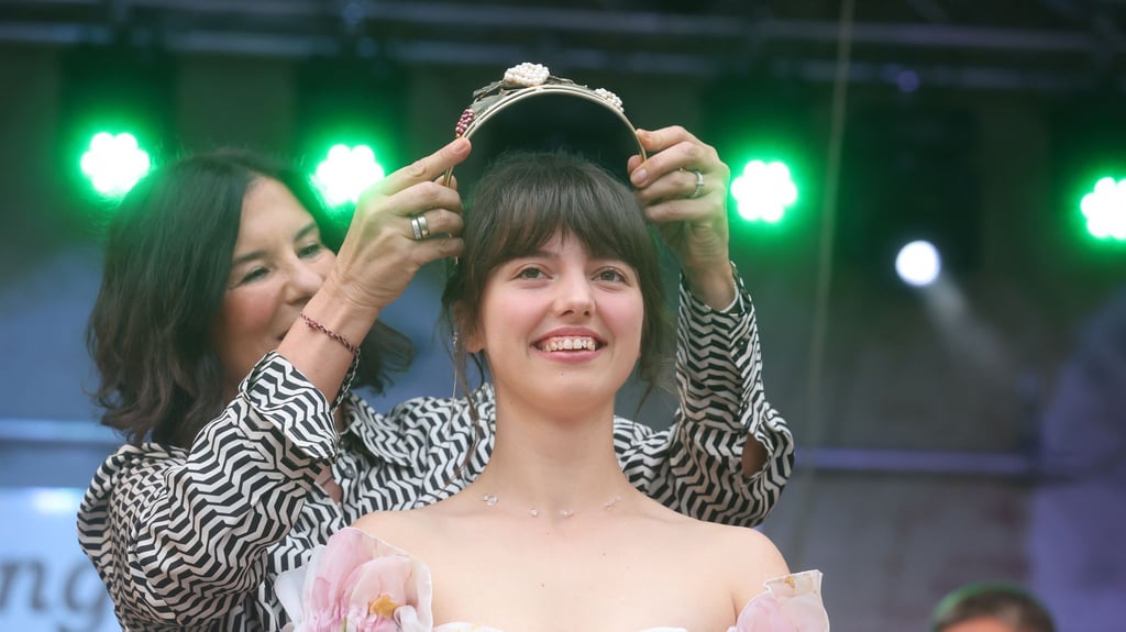 Thüringens neue Weinprinzessin, die 22-jährige Roksolana Hlynchak, bei der Krönung durch Wirtschaftsministerin Colette Boos-John (CDU) in Bad Sulza.