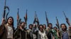 Bewaffnete Huthi-Mitglieder demonstrieren gegen Israel und die USA. (Archivbild)