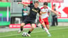 Köln-Neuzugang Isak Johannesson kämpft gegen Regensburg Leo Mätzler um den Ball.