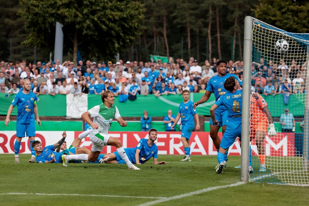 Das wichtige Tor zum 1:0: Mathias Olesen (4.v.l.) trifft für Fürth.