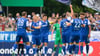Nicolai Rapp (Karlsruher SC, 3.v.r) und seine Mitspieler jubeln nach dem Tor zum 0:2.