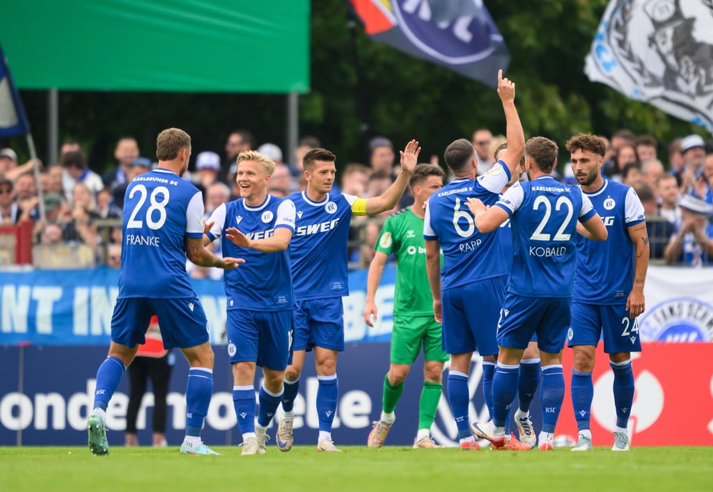 Nicolai Rapp (Karlsruher SC, 3.v.r) und seine Mitspieler jubeln nach dem Tor zum 0:2.