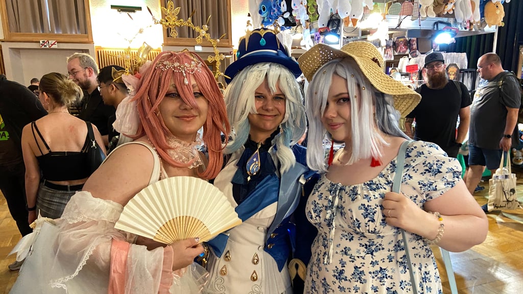 Drei Besucherinnen zeigen mit ihren detailreichen Cosplay-Outfits, wie vielfältig und kreativ die Szene auf der Contaku 2025 in Mageburg war.