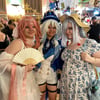 Drei Besucherinnen zeigen mit ihren detailreichen Cosplay-Outfits, wie vielfältig und kreativ die Szene auf der Contaku 2025 in Mageburg war.