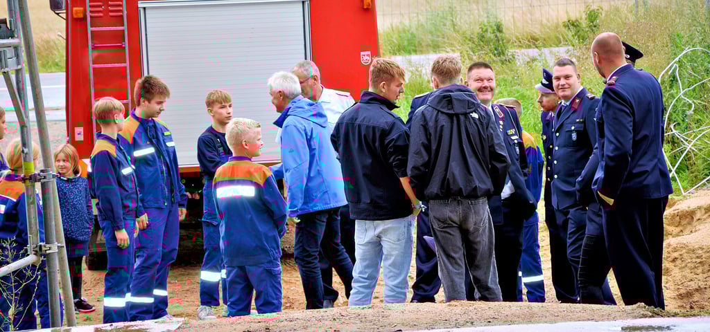 Viele Kameraden sind zum Richtfest am Feuerwehrgerätehaus Mitte erschienen. Es scheint trotz allem eine Zweckehe zu bleiben.
