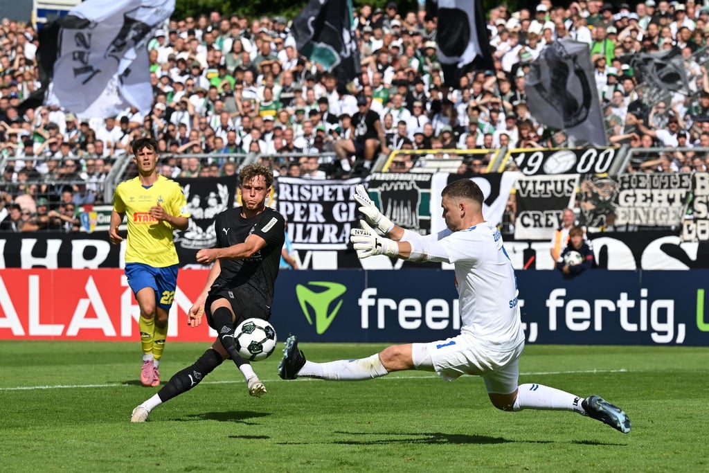 Robin Hack trifft für Gladbach.