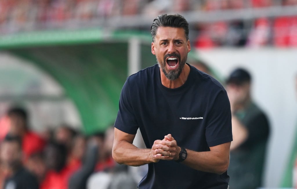 Augsburgs Trainer Sandro Wagner ist mit Leidenschaft bei seinem Debüt im Einsatz.