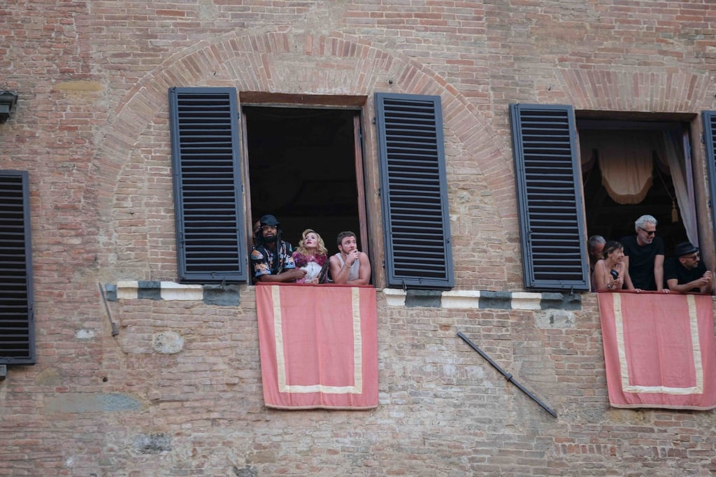 Madonna verfolgte an ihrem 67. Geburtstag das „Palio di Siena“.