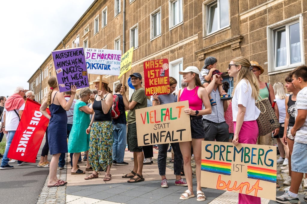 Bei der Gegendemo sind Plakate im Einsatz, auf denen steht etwa „Spremberg ist bunt“ oder auch „Vielfalt statt Einfalt“.