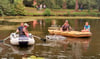 Mitglieder des Angelsportvereins Salzwedel brachten die Solar-Fontäne auf den Pfefferteich.
