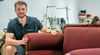 Ein Biedermeier-Sofa erstrahlt in neuem Glanz.  Hannes Haedecke und sein Team hat die Couch  aufgearbeitet.  „Genau solche Arbeiten sind es, die ich besonders mag.  Damit verleihen wir alten und liebgewonnenen Möbelstücken ein neues und hoffentlich langes Leben“, sagt der Chef der Polsterei Rautenberg. 