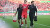 Elias Lorenz kann das Spielfeld nur gestützt verlassen.