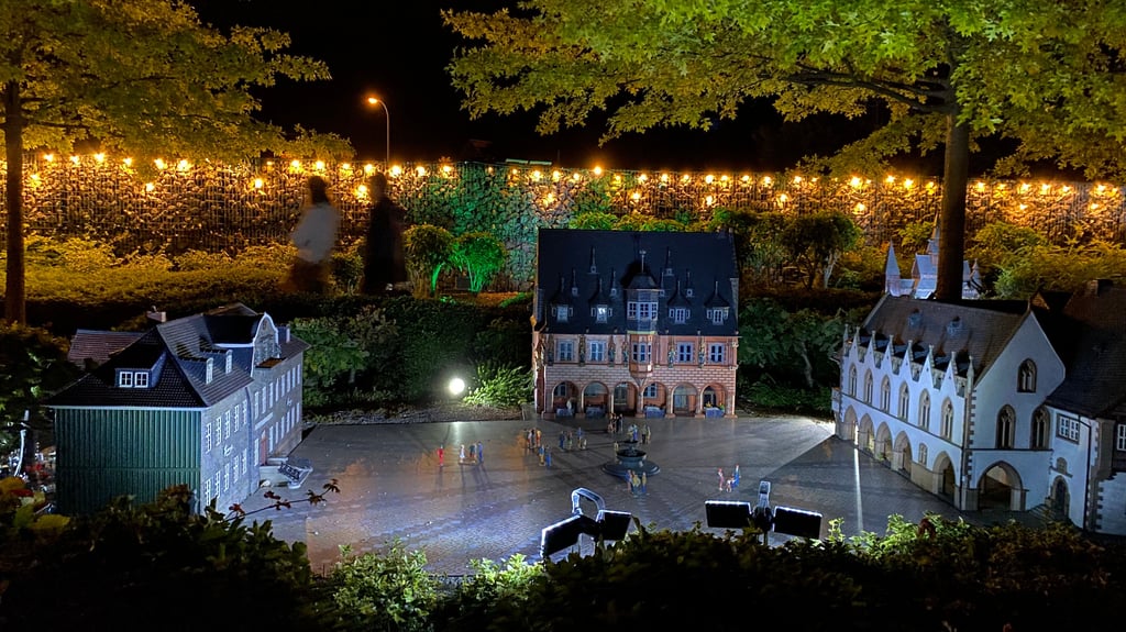 Miniaturenpark bei Nacht in Wernigerode: Im Schein Hunderter Lichter und Kerzen werden Sehenswürdigkeiten des Harzes - wie hier der Marktplatz Goslar - präsentiert.