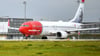 Ein Flugzeug am Flughafen BER: Eine Norwegian-Maschine musste nach dem Start wegen einer Triebwerksanzeige zurückkehren. (Symbolbild)
