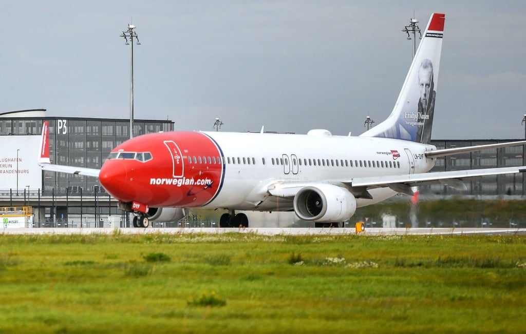 Ein Flugzeug am Flughafen BER: Eine Norwegian-Maschine musste nach dem Start wegen einer Triebwerksanzeige zurückkehren. (Symbolbild)