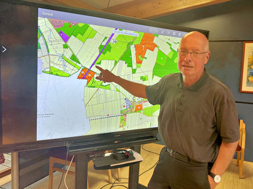 D as Wochenendgebiet „Am Weinberg“ in Lostau wird nicht in ein Wohngebiet umgewandelt. Der von der Gemeinde Möser beauftragte Planer Nils Funke vor dem Flächennutzungsplan.