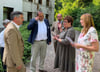 Sozial- und Gesundheitsministerin Petra Grimm-Benne (2.v.r.) im Gespräch mit Landrat Thomas Balcerowski (l.) und Mitarbeitern der Evangelischen Stiftung Neinstedt.
