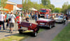 Oldtimer waren entlang der Feststraße in Schora zu bewundern. Die hatten Mitglieder vom Oldtimerstammtisch Dessau ausgestellt.