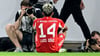 Bayerns Luis Díaz bejubelt sein Tor zum zwischenzeitlichen 2:0 in Stuttgart.