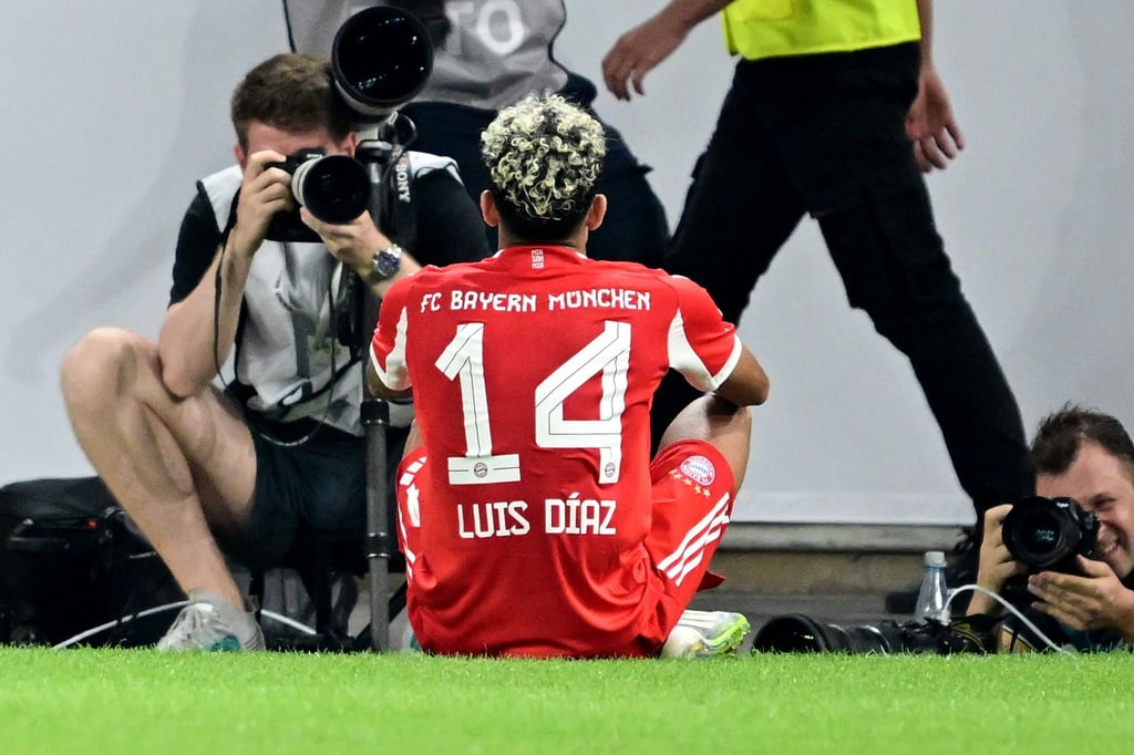 Bayerns Luis Díaz bejubelt sein Tor zum zwischenzeitlichen 2:0 in Stuttgart.
