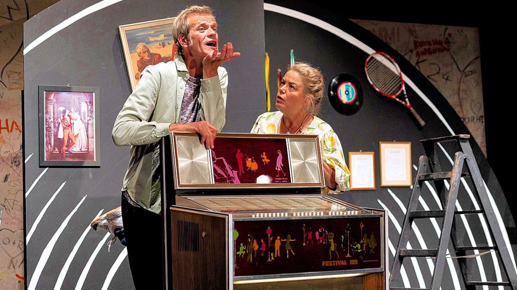 Die alte Jukebox ruft bei Klaus (Oliver Beck) und Jacqueline (Annette Baldin) Erinnerungen an ihre Liebesgeschichte wach.