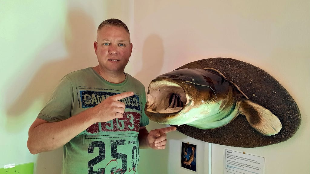 Ein Mann und seine Beute: Maik Lehmann stellt dem Haus am See seinen wohl größten Fang für die Ausstellung zur Verfügung.